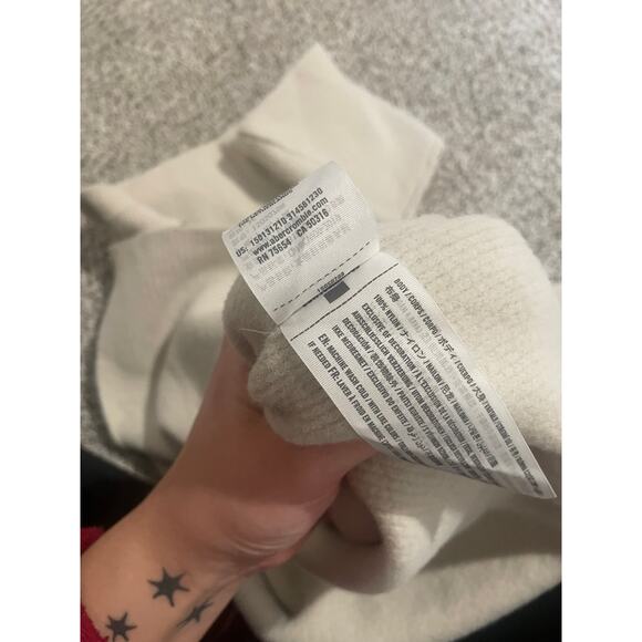 Abercrombie & Fitch Soft A&F Collection Crew Soft V-Neck Sweater - Picture 12 of 12